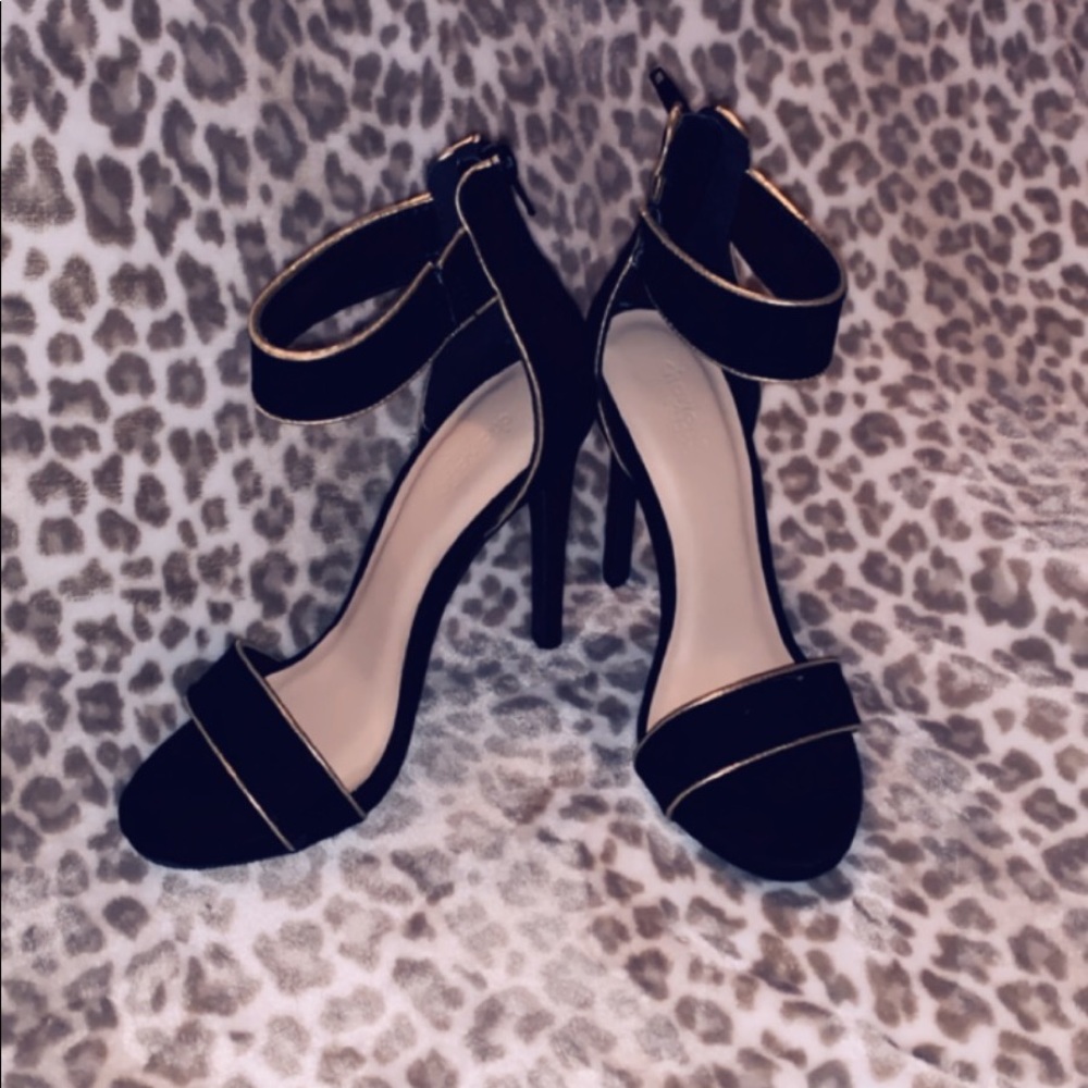 Black/Gold Heels 👠